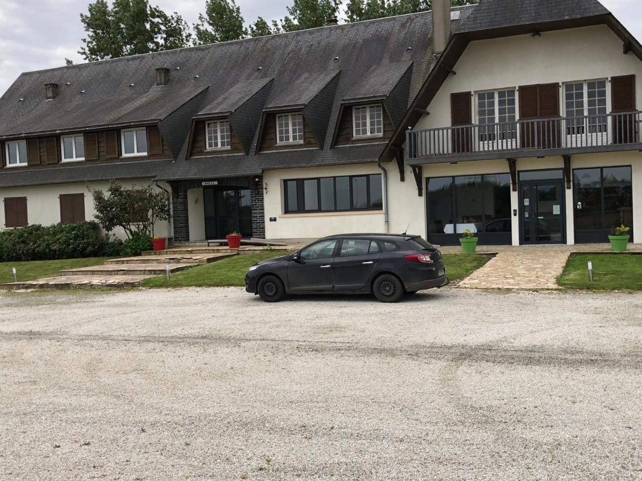 Отель La Cle Des Champs Le Teilleul Экстерьер фото