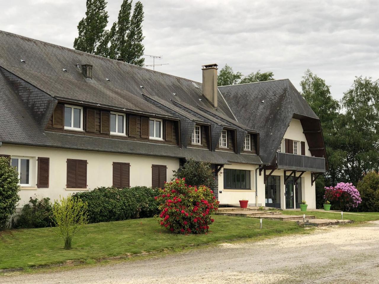 Отель La Cle Des Champs Le Teilleul Экстерьер фото